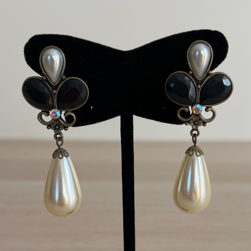 Gorgeous Pearl and Crystal Drop Earrings